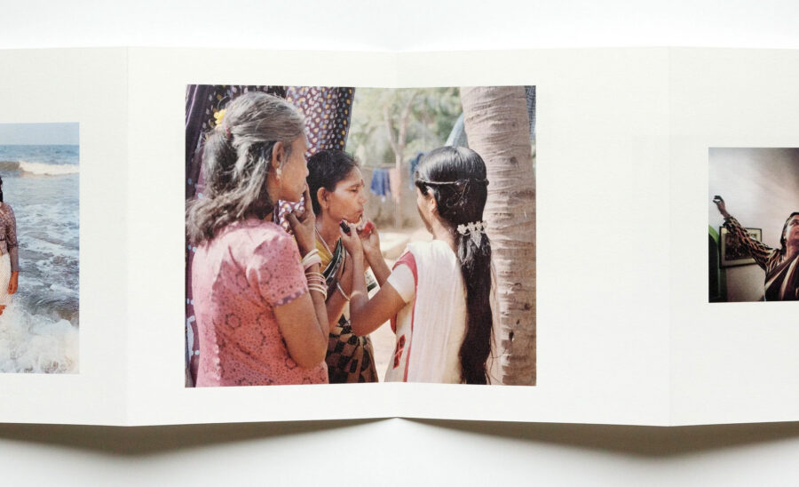 Der Fotoband 'Searching for Sivagami' von Hannah MODIGH handelt von ihrer Rückkehr nach Indien, um eine Frau, Sivagami, wieder zu finden.