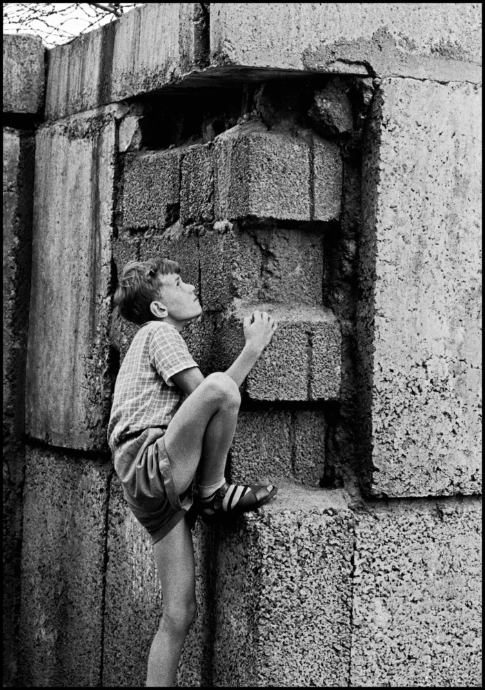Thomas Hoepker, Berlin, Deutschland, 1963, Kinder klettern an der Berliner Mauer in Berlin-Wedding