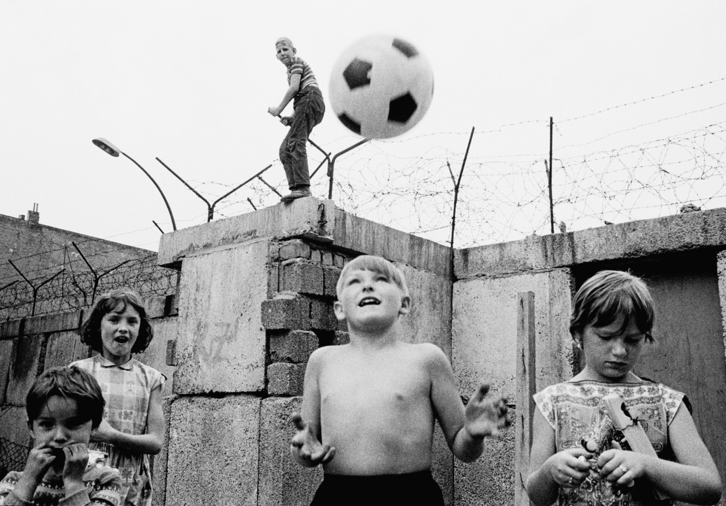 Thomas Hoepker, Berlin, Deutschland, 1963, Spielende Kinder an der Berliner Mauer in Berlin-Wedding