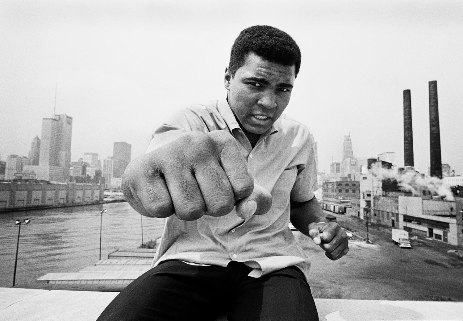Thomas Hoepker, Chicago, Illinois, 1966, Muhammad Ali, Boxweltmeister im Schwergewicht, auf einer Brücke über den Chicago River