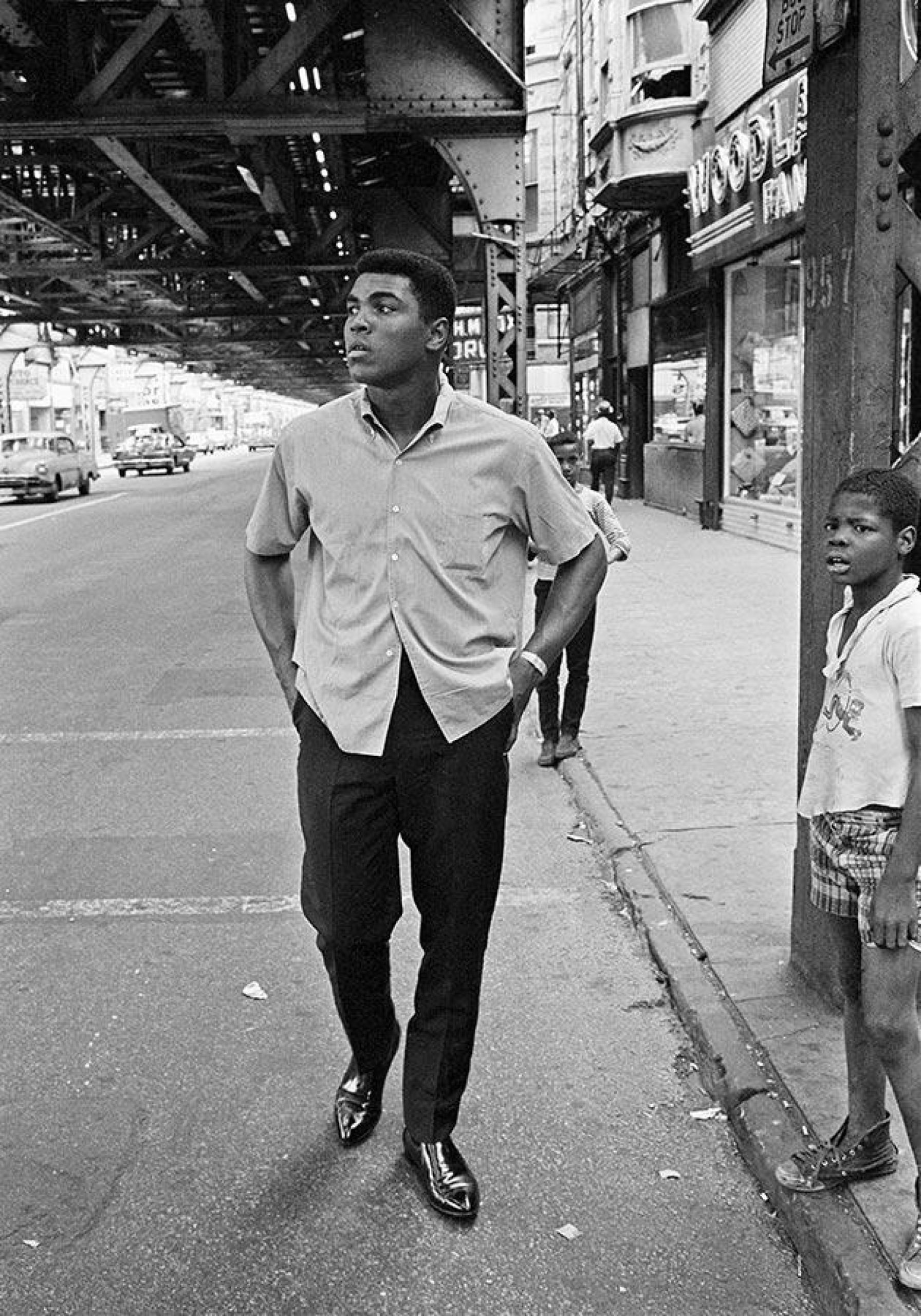 Thomas Hoepker, Chicago, Illinois. 1966, Muhammad Ali läuft unter Hochzügen