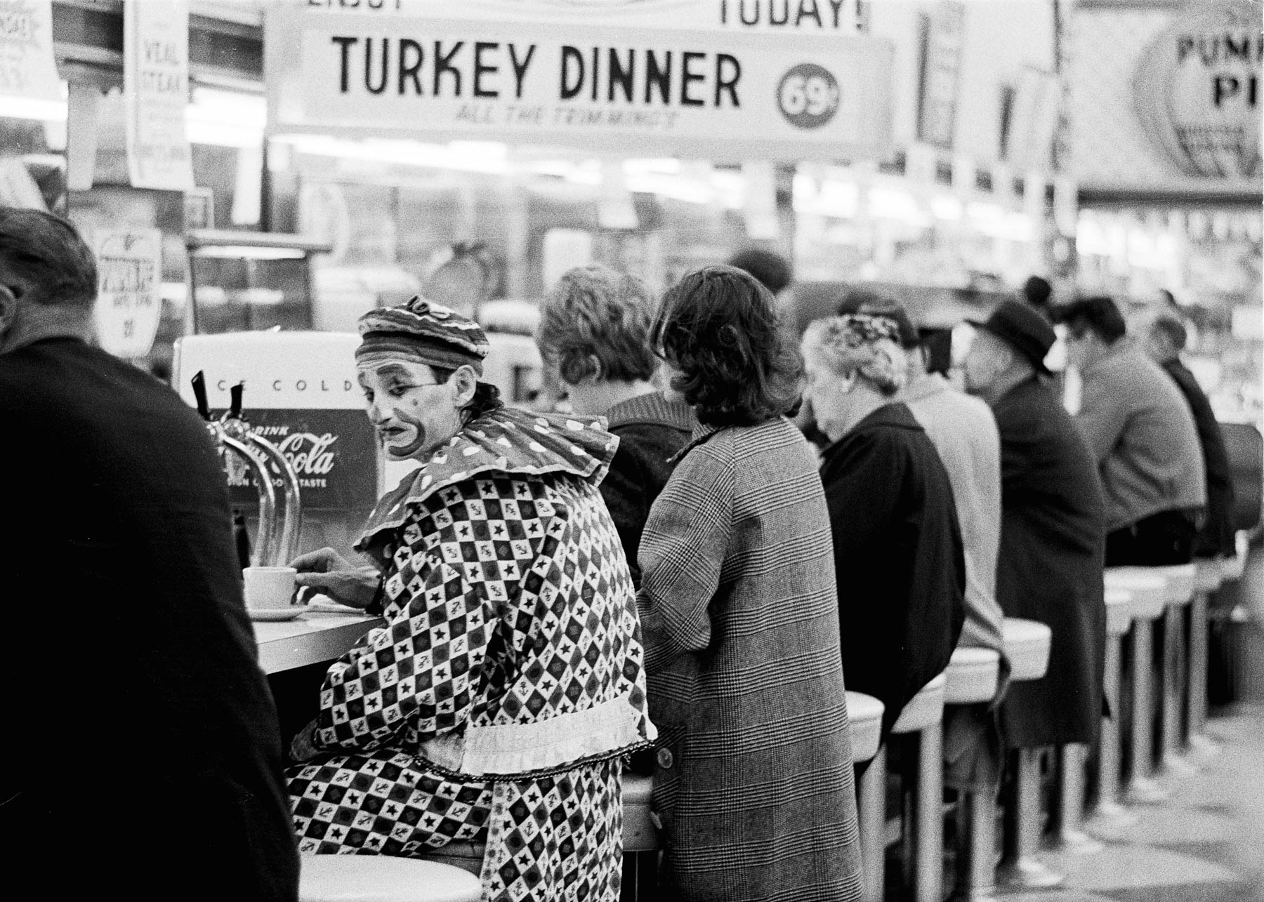 Thomas Hoepker, USA, Reno, Nevada, 1963. Ein Clown an einer Imbisstheke.