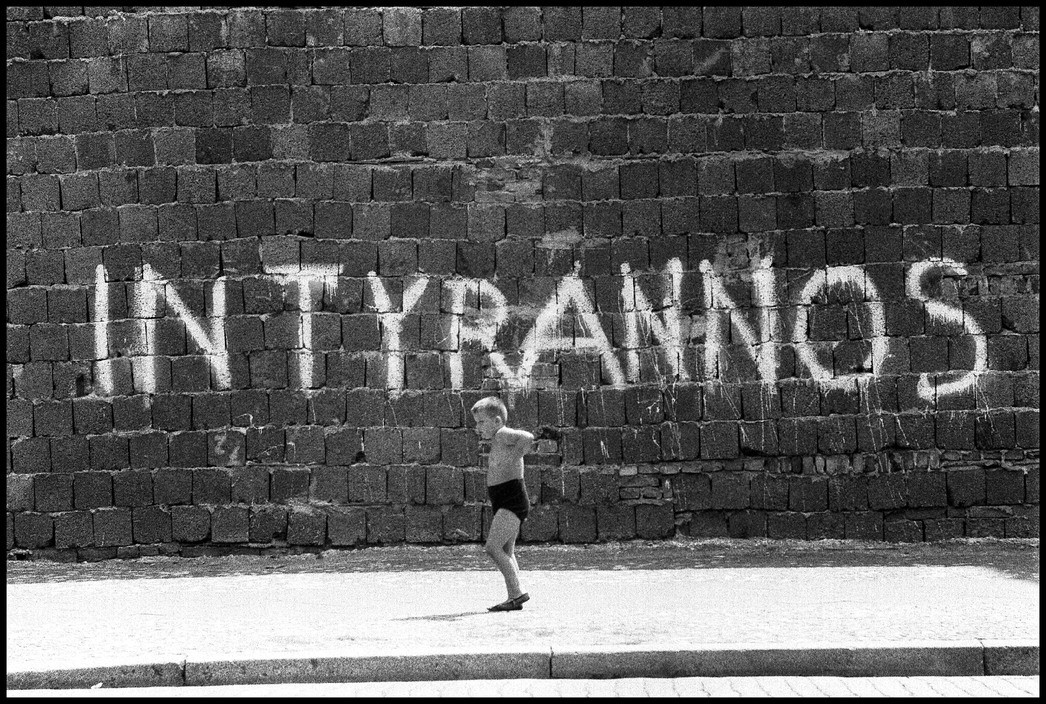 Thomas Hoepker, West-Berlin, Deutschland, 1963, Ein spielendes Kind an der Berliner Mauer.